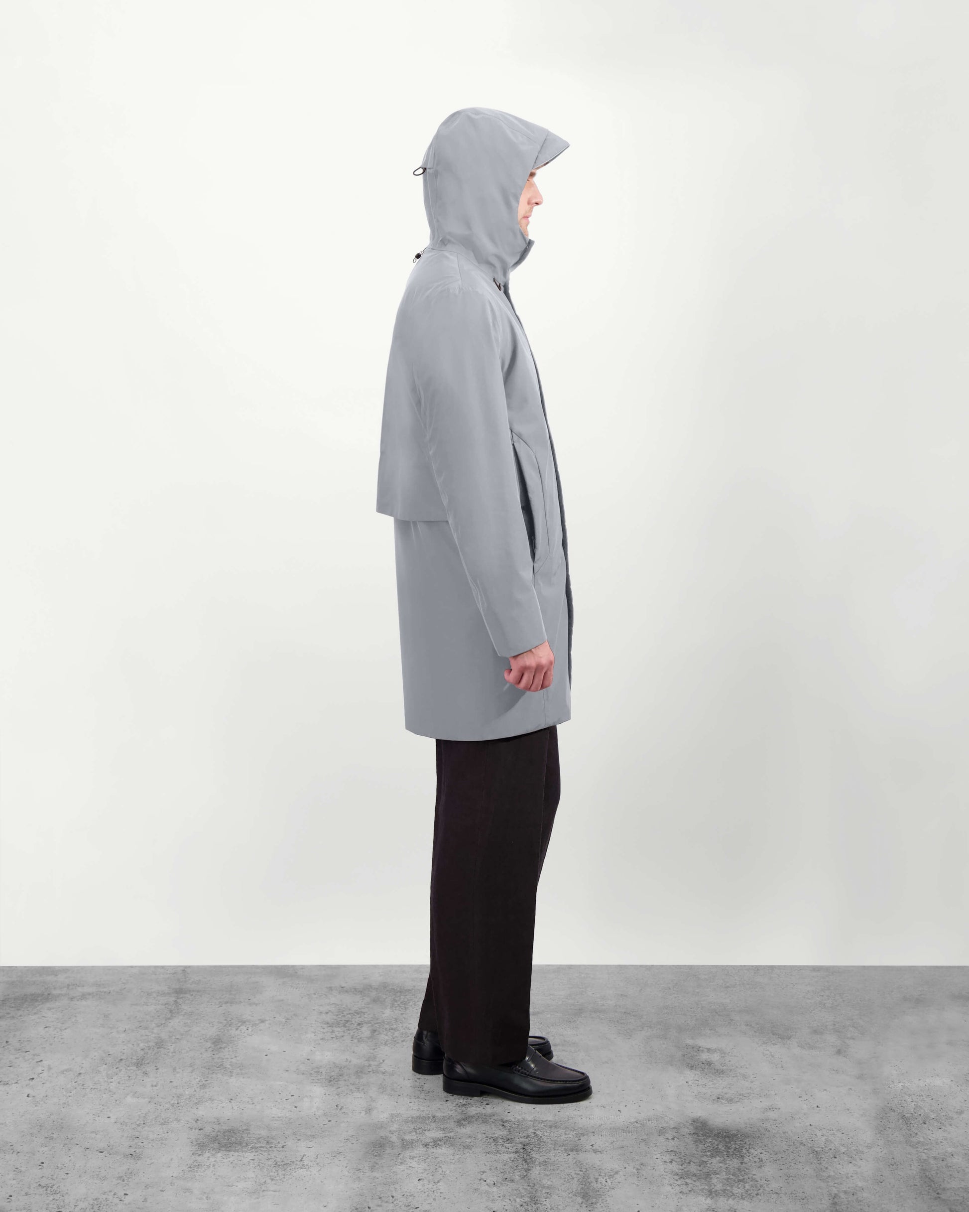 Upton long jacket in Concrete in 3-ply Micro Denier fabric with DWR coating, featuring a two-way zipper with magnetic closure, hidden mesh ventilation, and underarm vents. Designed for weather protection and tailored comfort.